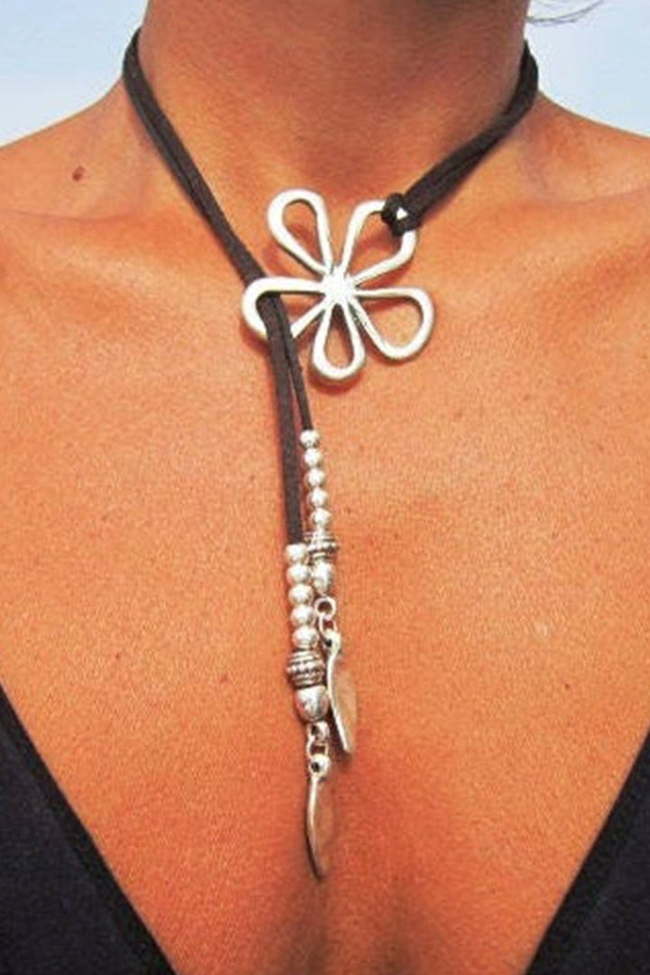 Collier en Y en cuir à motif floral ajouré