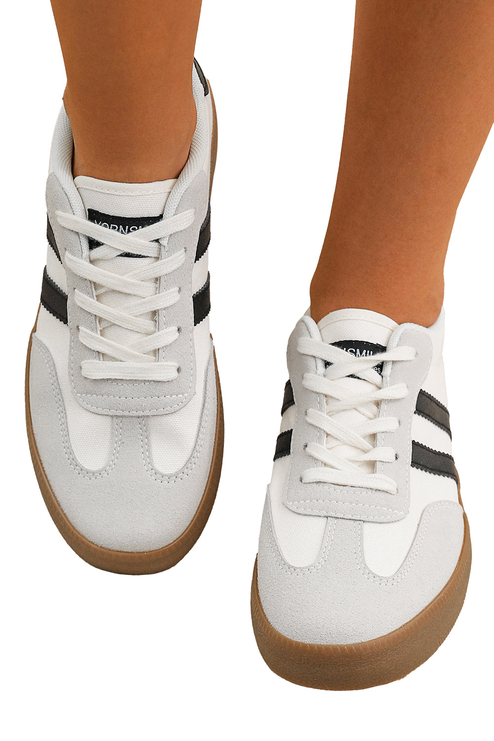 Flache Sneakers mit Streifenmuster und Schnürung