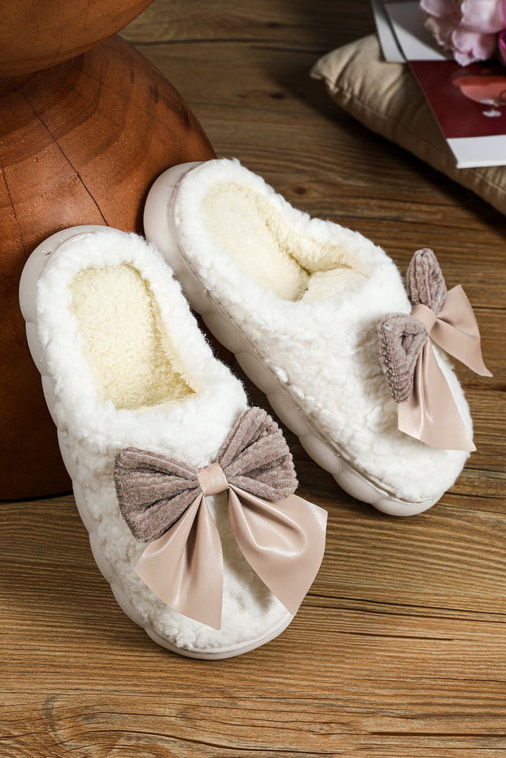 Chaussons d'hiver en peluche avec nœud contrasté (les couleurs des nœuds peuvent varier selon le lot)