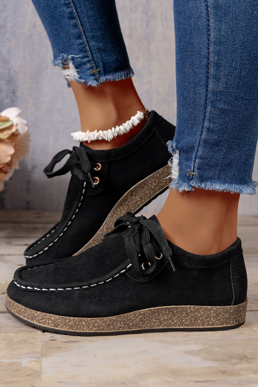 Freizeitschuhe mit dicker Sohle und Schnürung