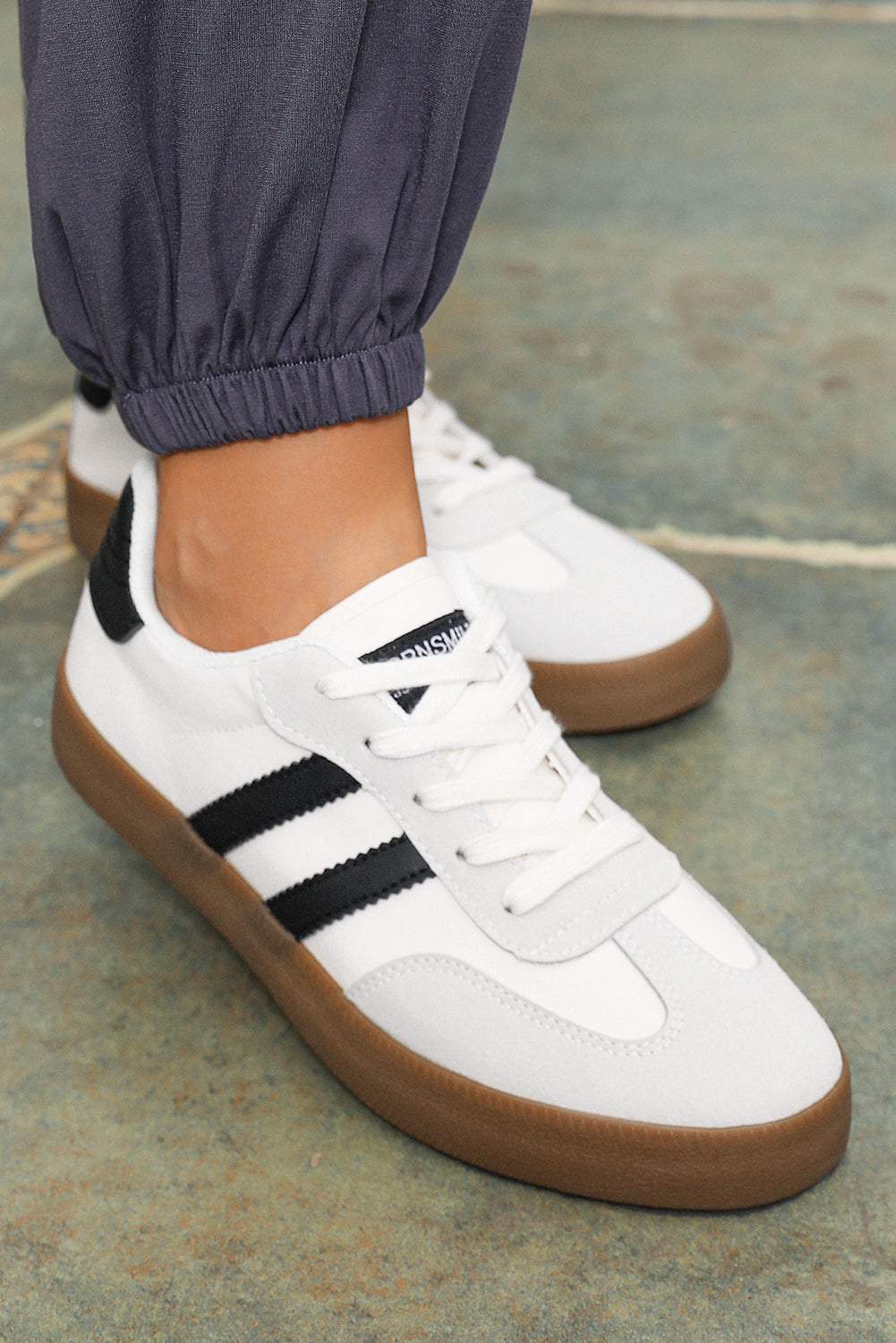 Flache Sneakers mit Streifenmuster und Schnürung