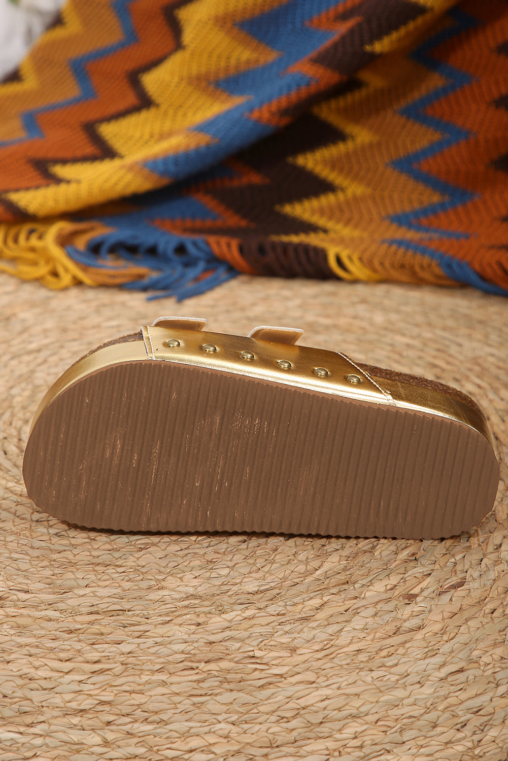 Plateau-Slipper aus Leder mit Nieten und Doppelschnalle 
