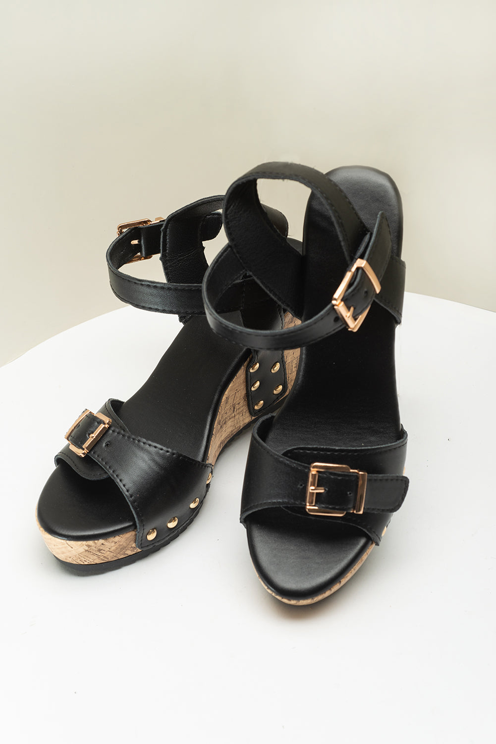 Sandales compensées à fermeture à boucle et rivet