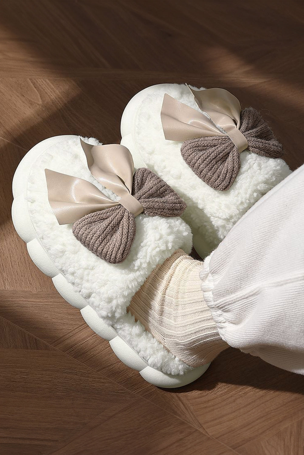 Chaussons d'hiver en peluche avec nœud contrasté (les couleurs des nœuds peuvent varier selon le lot)