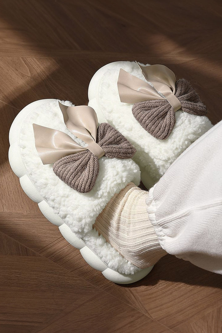 Chaussons d'hiver en peluche avec nœud contrasté (les couleurs des nœuds peuvent varier selon le lot)