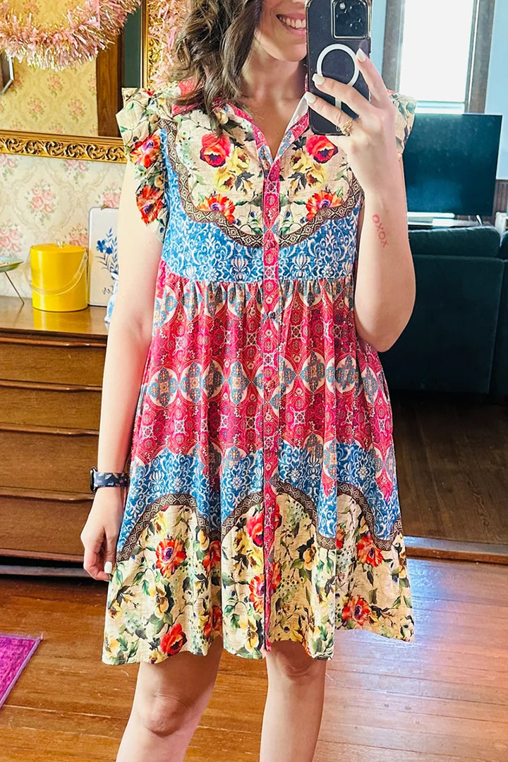 Kleid mit Blumenmuster, Rüschen und Flatterärmeln und Knöpfen
