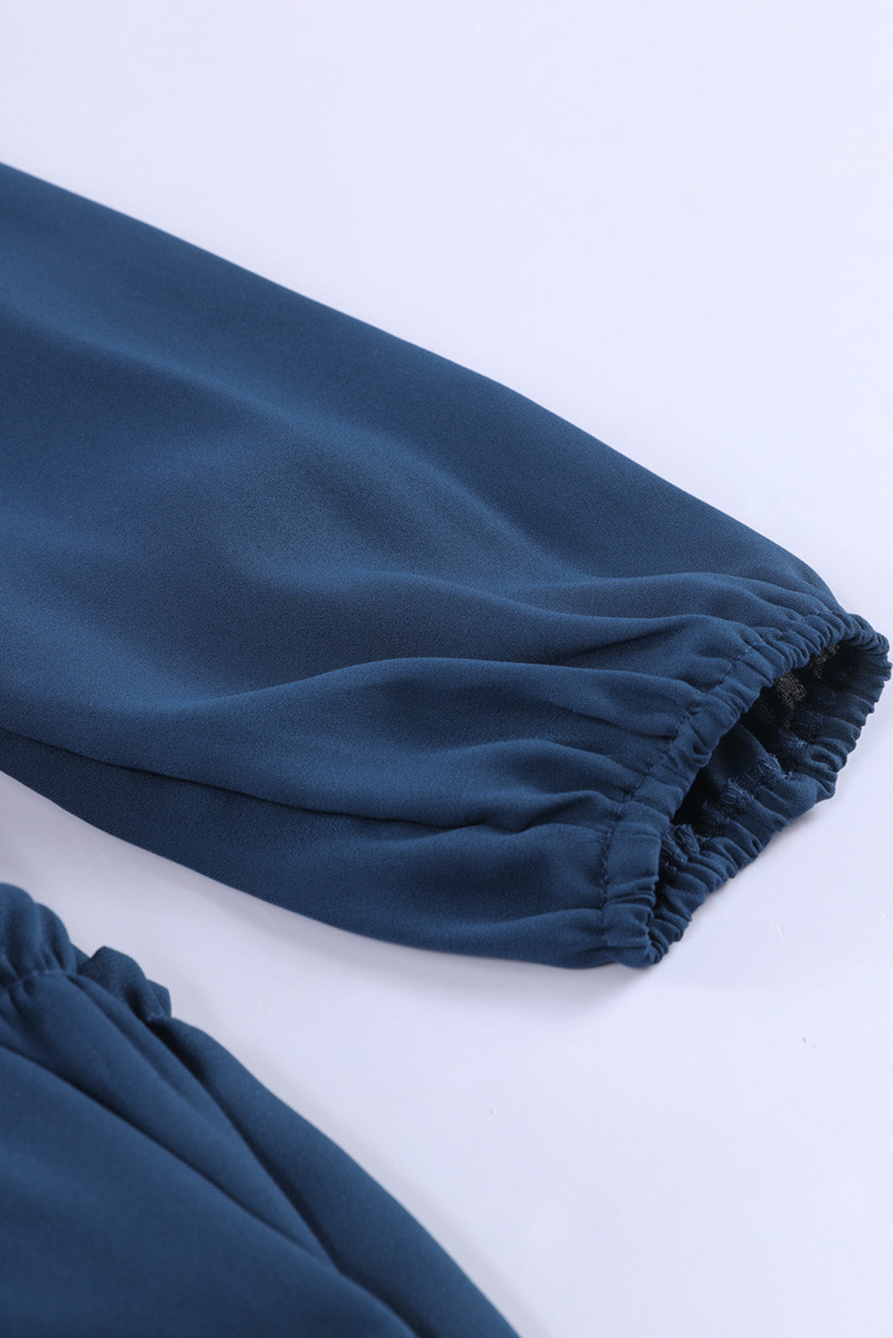 Robe courte à volants et manches longues à col en V foncé