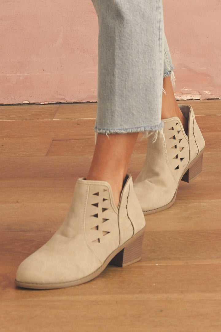 Bottines à talons et bout pointu en daim découpé