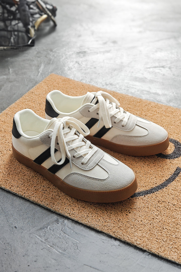 Flache Sneakers mit Streifenmuster und Schnürung