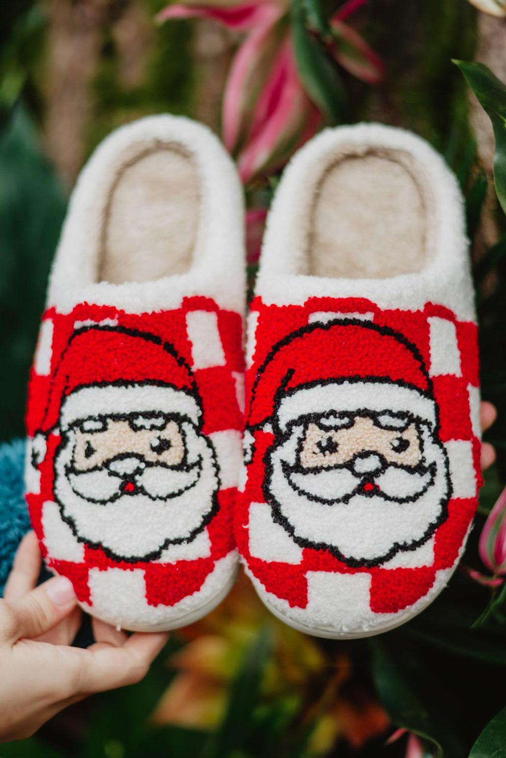 Plüsch-Hausschuhe mit kariertem Weihnachtsmann-Motiv