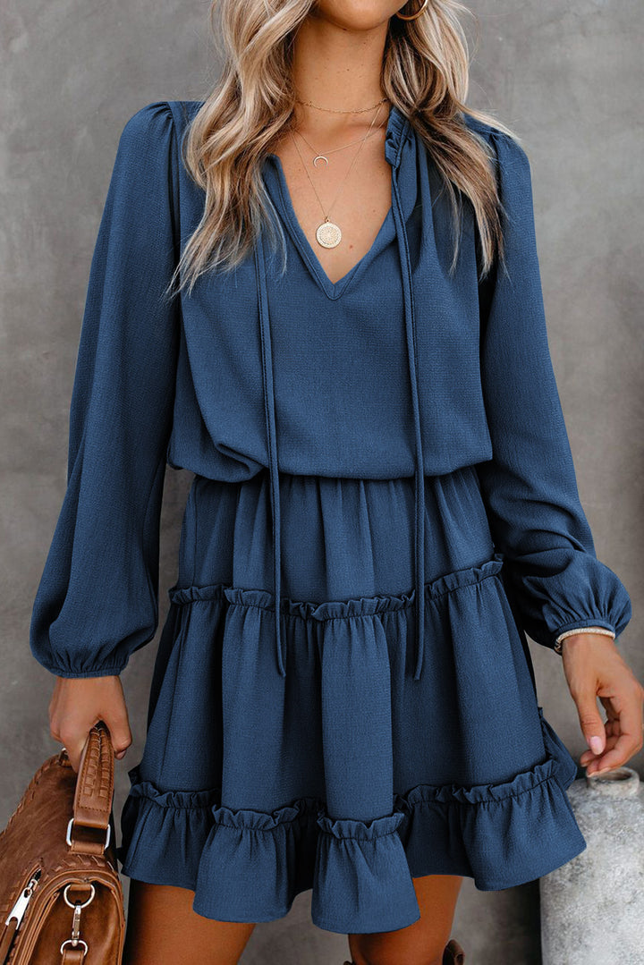 Robe courte à volants et manches longues à col en V foncé