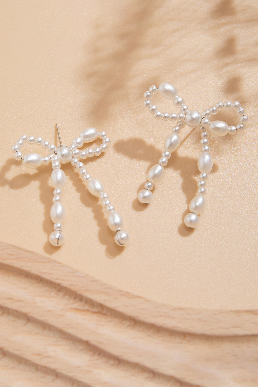 Boucles d'oreilles cloutées en perles et nœud papillon
