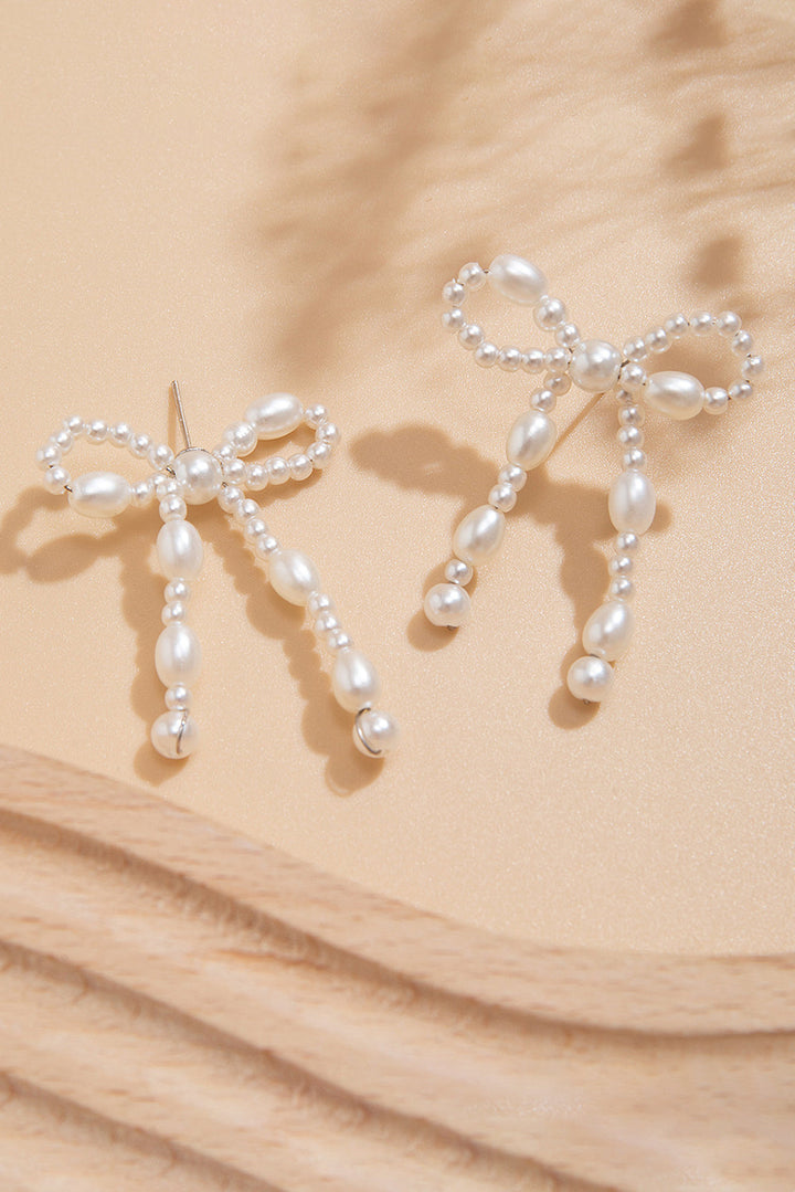 Boucles d'oreilles cloutées en perles et nœud papillon