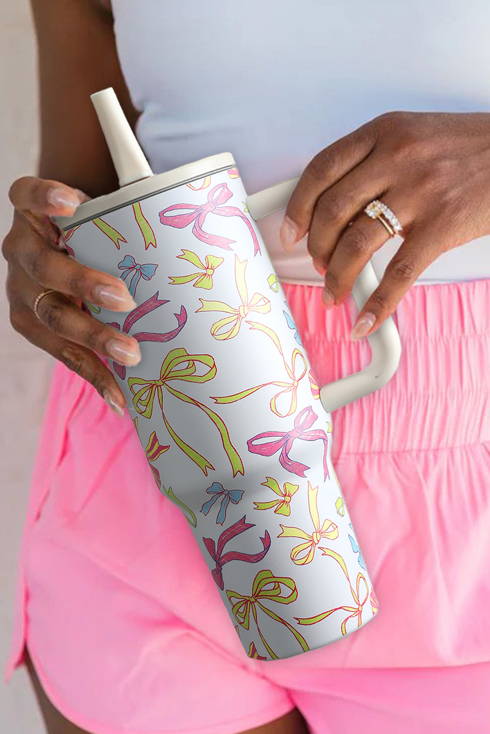 Gobelet isolant en paille avec poignée et imprimé nœud papillon, 1 134 ml