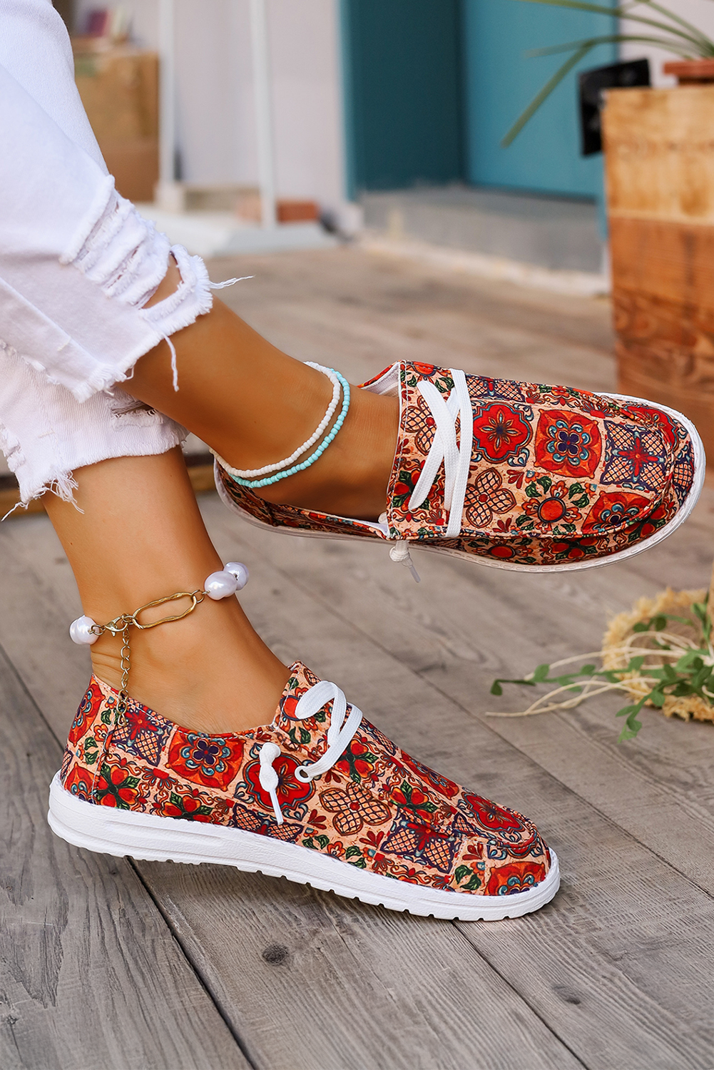 Flache Slipper mit Western-Print und Schnürung
