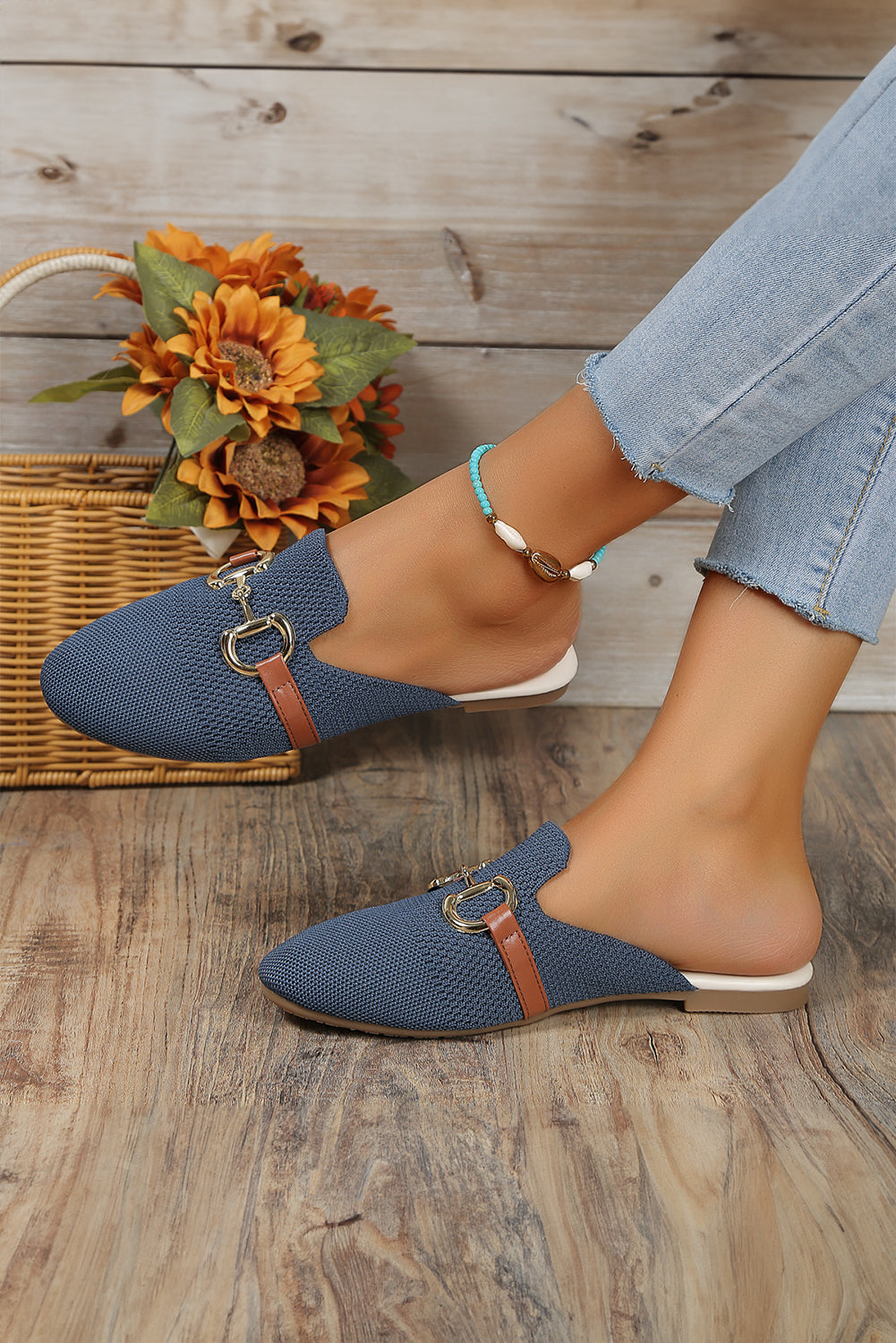 Slip-On-Flats mit Lederriemen und Schnallendekor