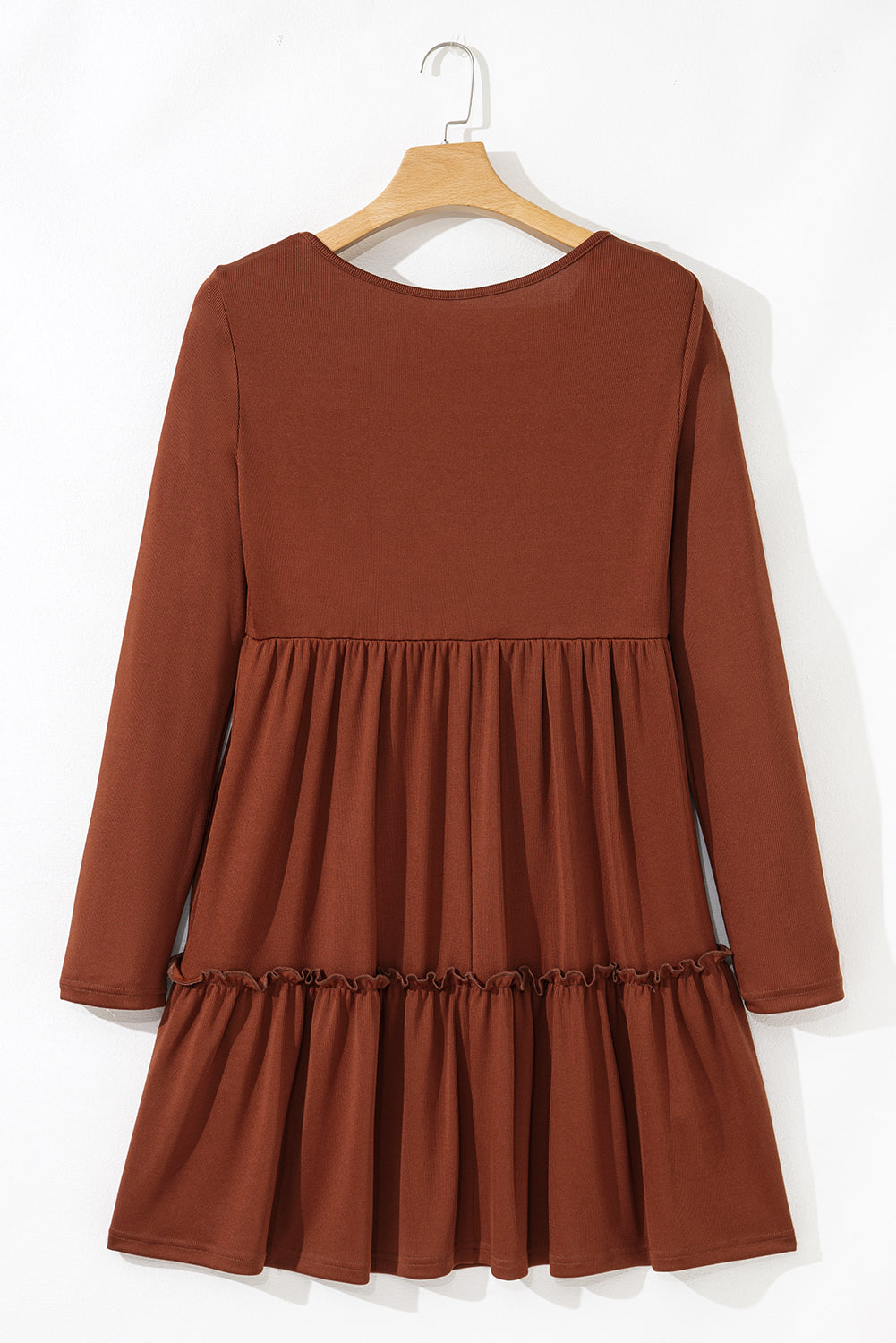 Robe courte à manches longues, taille haute et bordure côtelée à volants