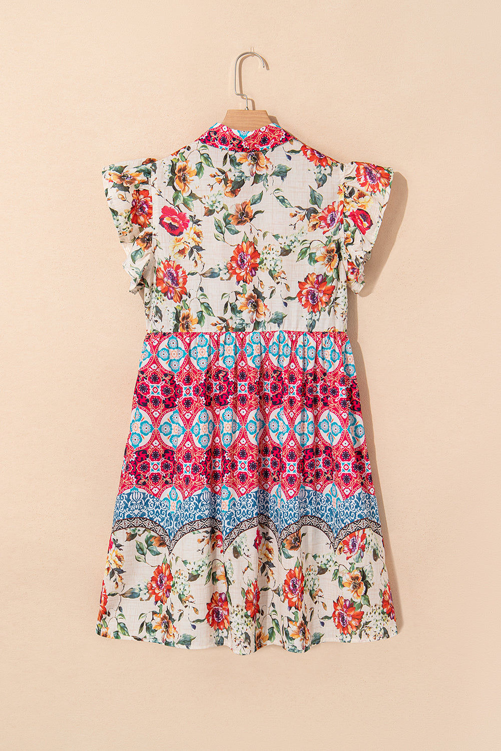 Kleid mit Blumenmuster, Rüschen und Flatterärmeln und Knöpfen