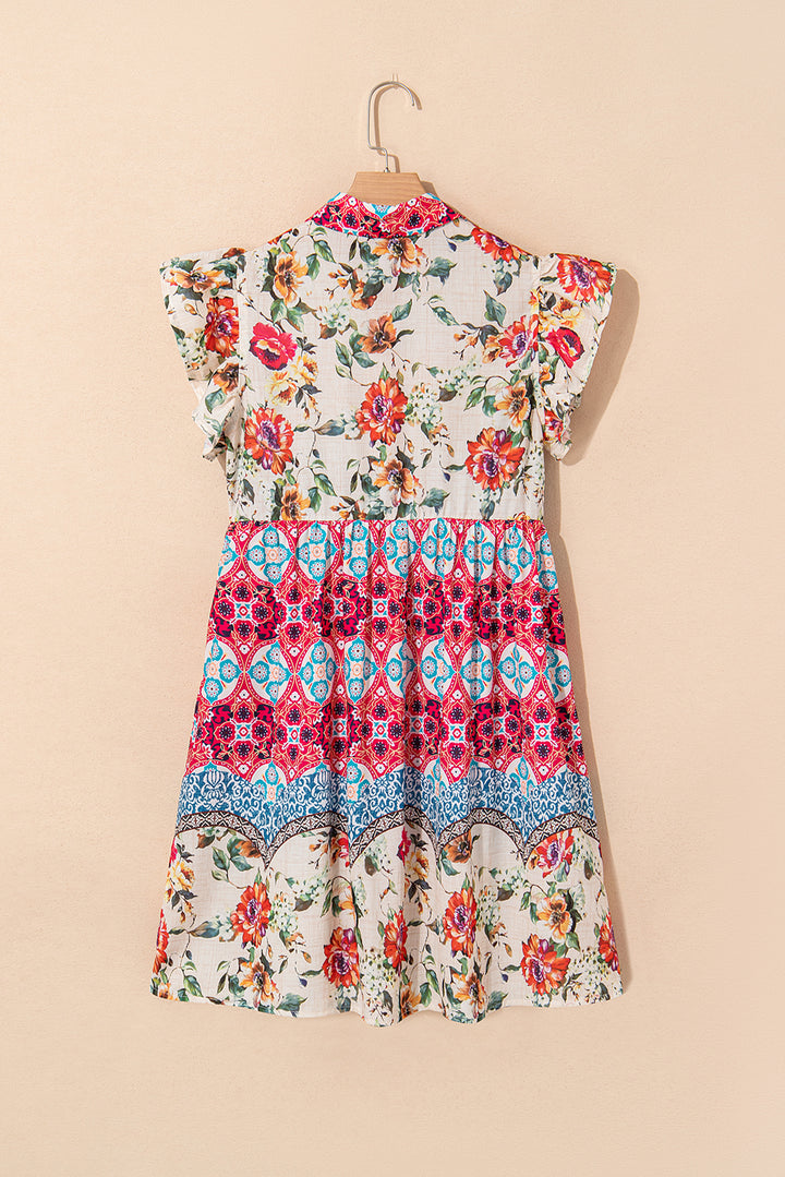 Kleid mit Blumenmuster, Rüschen und Flatterärmeln und Knöpfen