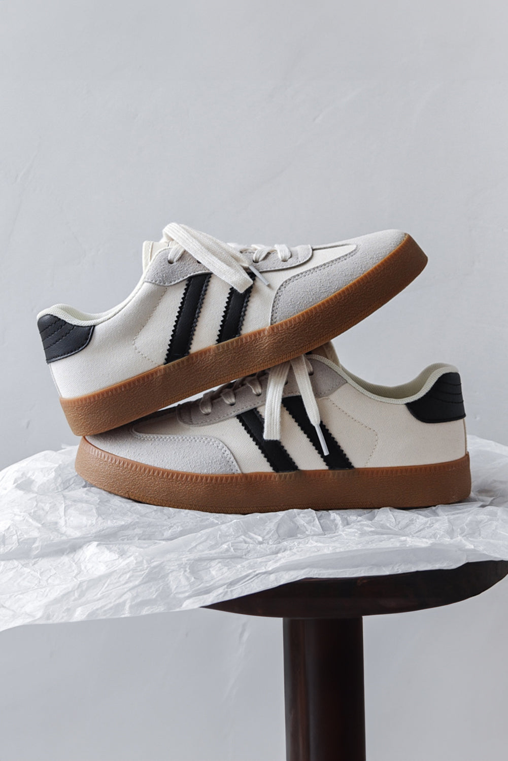 Flache Sneakers mit Streifenmuster und Schnürung
