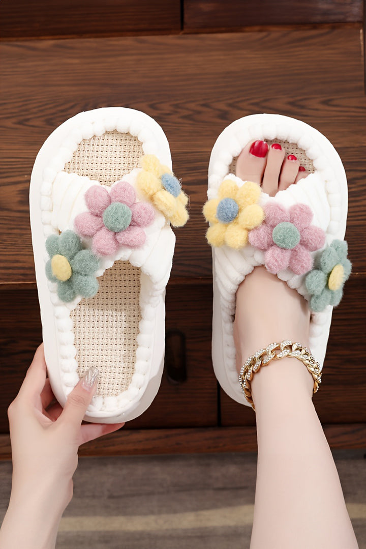 Chaussons ouverts à brides croisées et fleurs duveteuses