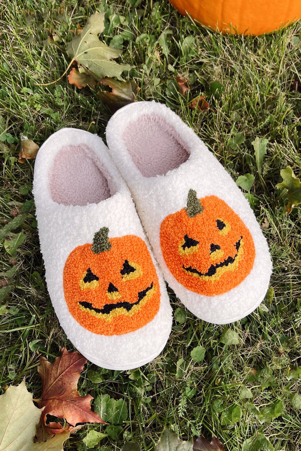 Plüsch-Hausschuhe mit Halloween-Kürbis-Aufdruck (fällt klein aus, eine Nummer größer)