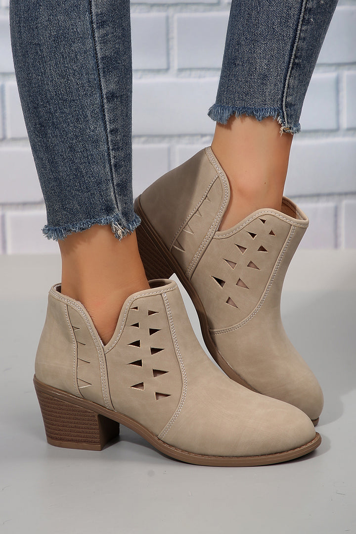 Bottines à talons et bout pointu en daim découpé