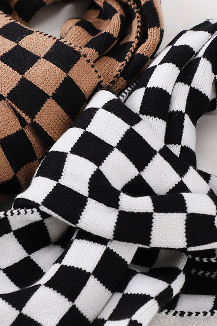 Weicher, warmer, großer Strickschal mit Karomuster