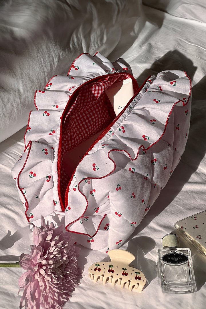 Trousse de maquillage matelassée à imprimé cerises et à volants
