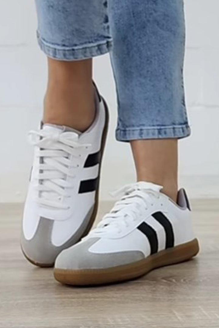 Flache Sneakers mit Streifenmuster und Schnürung