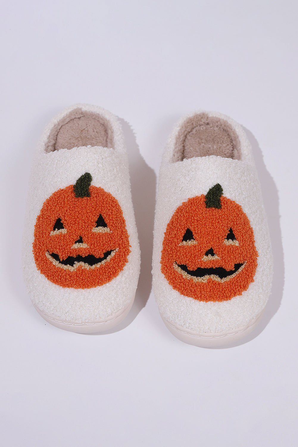 Plüsch-Hausschuhe mit Halloween-Kürbis-Aufdruck (fällt klein aus, eine Nummer größer)