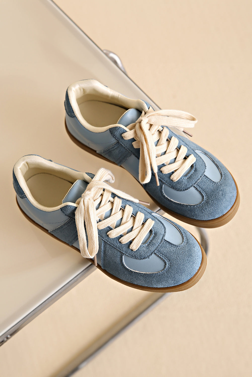 Zweifarbige Schnür-Sneaker aus Wildlederimitat mit Patches