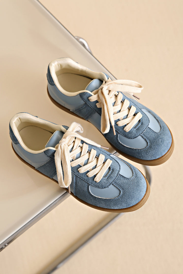 Zweifarbige Schnür-Sneaker aus Wildlederimitat mit Patches