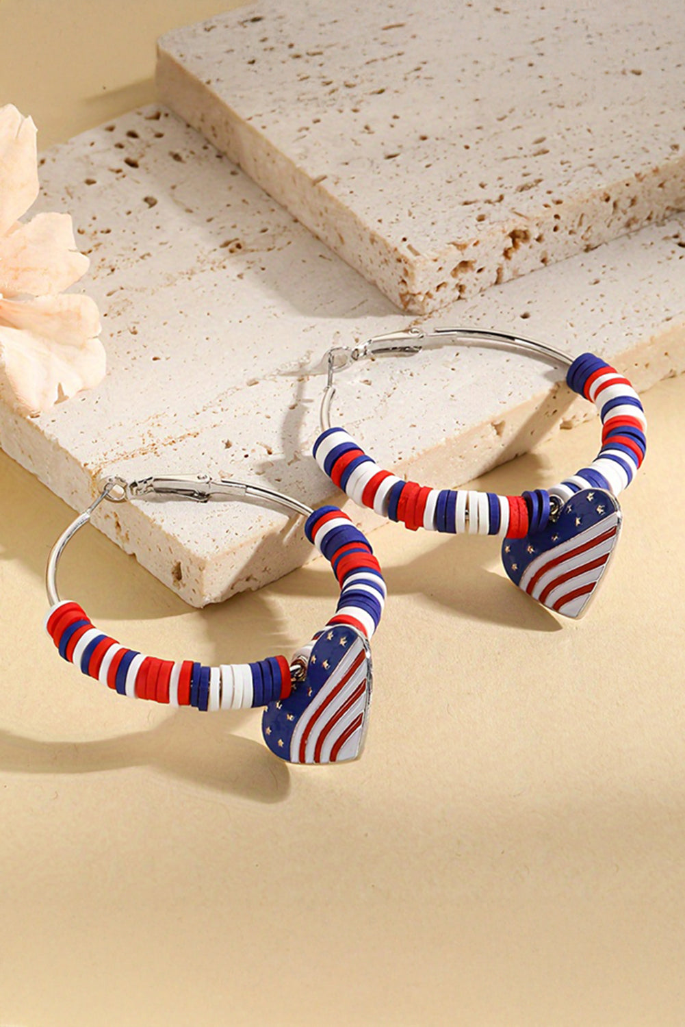 Boucles d'oreilles créoles à perles avec pendentif en forme de cœur et drapeau américain