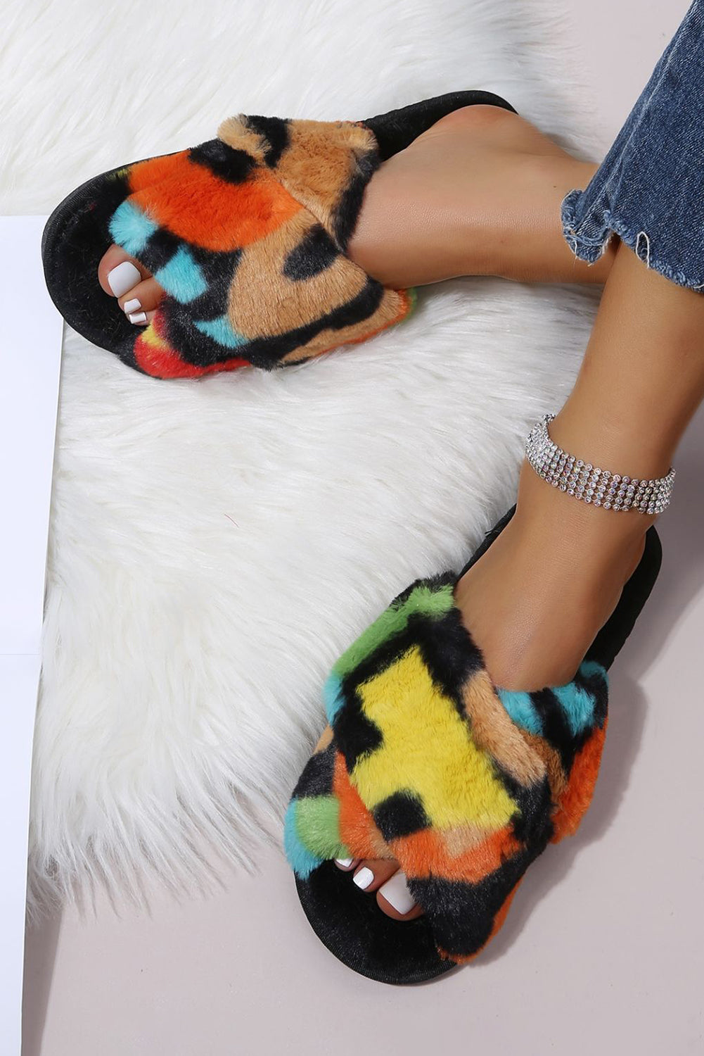 Chaussons d'intérieur en peluche à brides croisées et blocs de couleurs