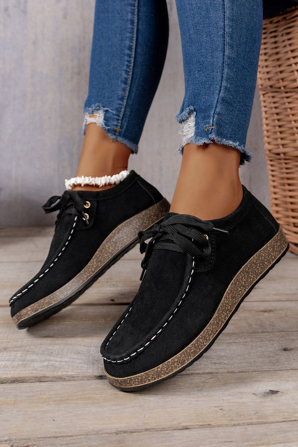 Freizeitschuhe mit dicker Sohle und Schnürung