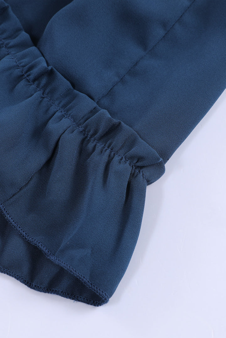 Robe courte à volants et manches longues à col en V foncé