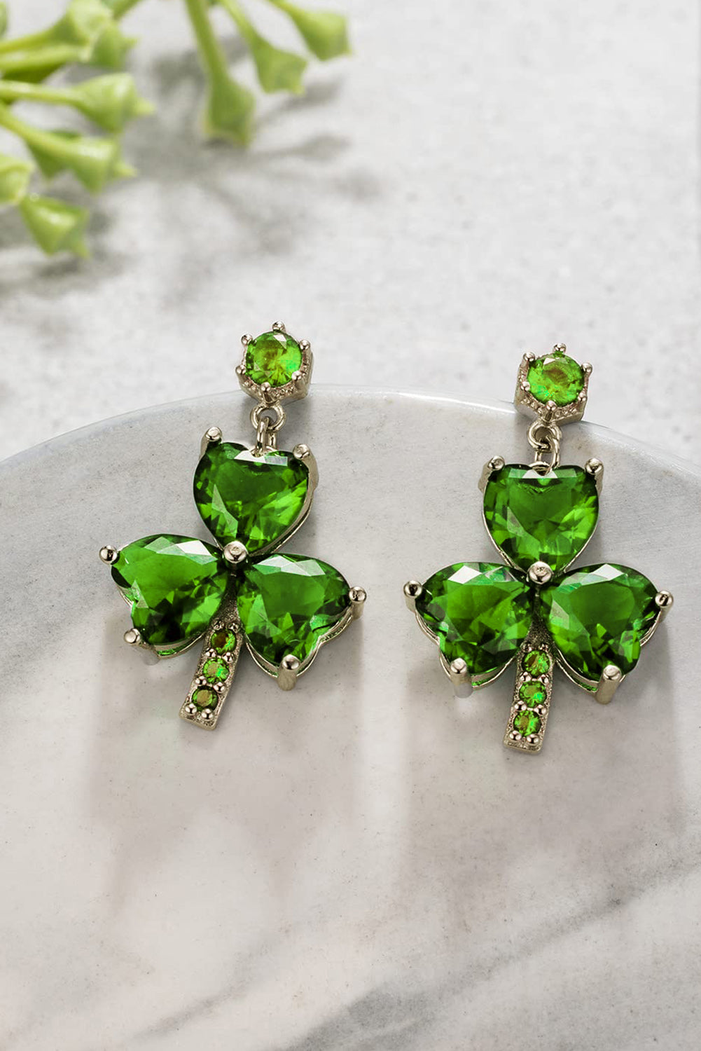 Boucles d'oreilles pendantes serties de diamants Clover