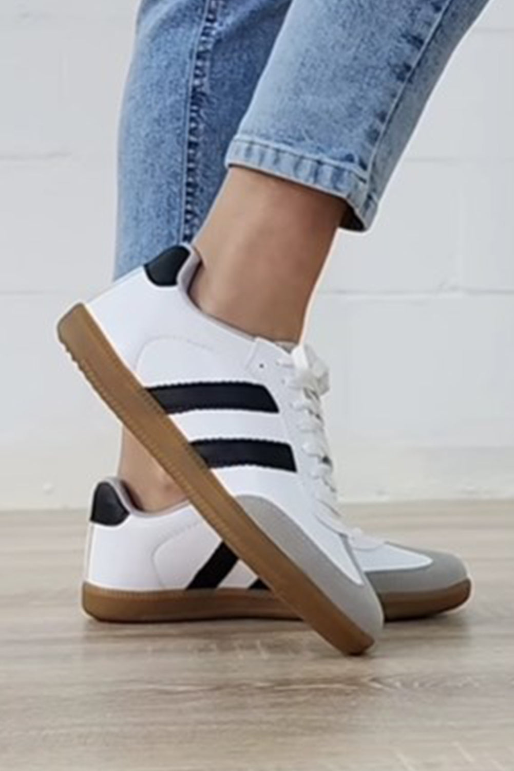 Flache Sneakers mit Streifenmuster und Schnürung