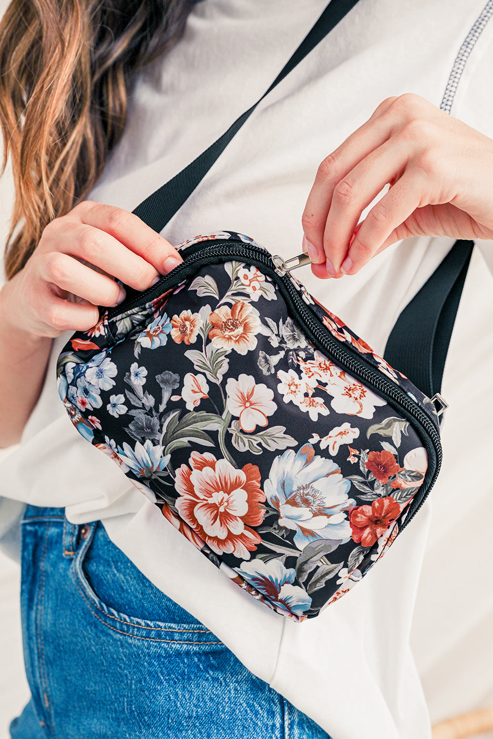 Schultertasche mit Reißverschluss und breiten Riemen