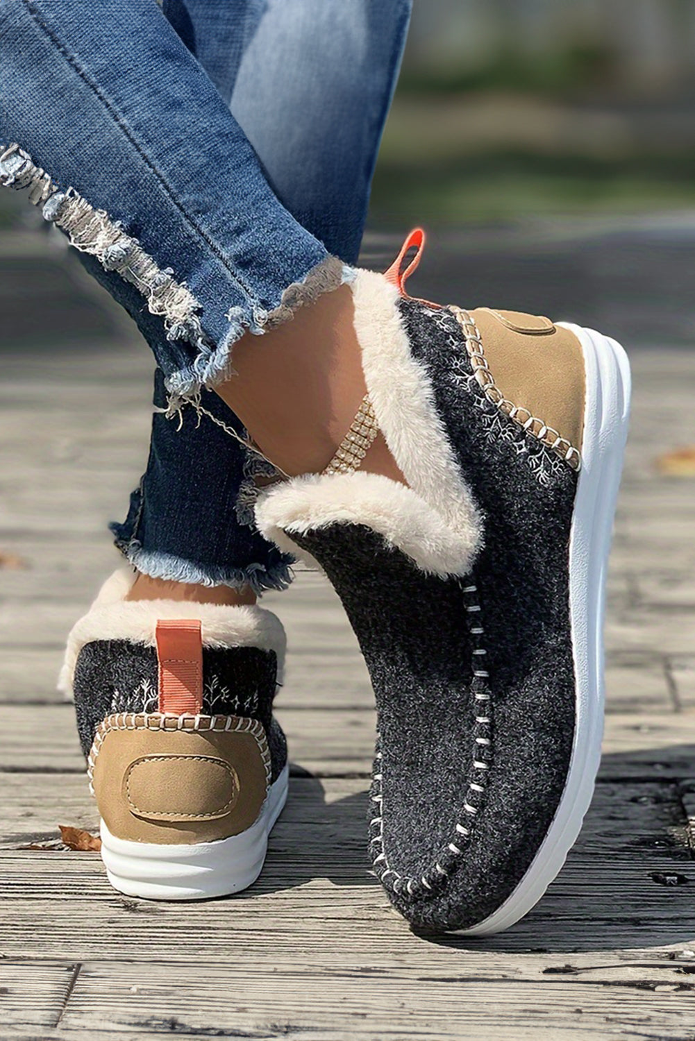 Wildleder-Fußkettchenstiefel mit Patchwork-Nähten und Plüschfutter