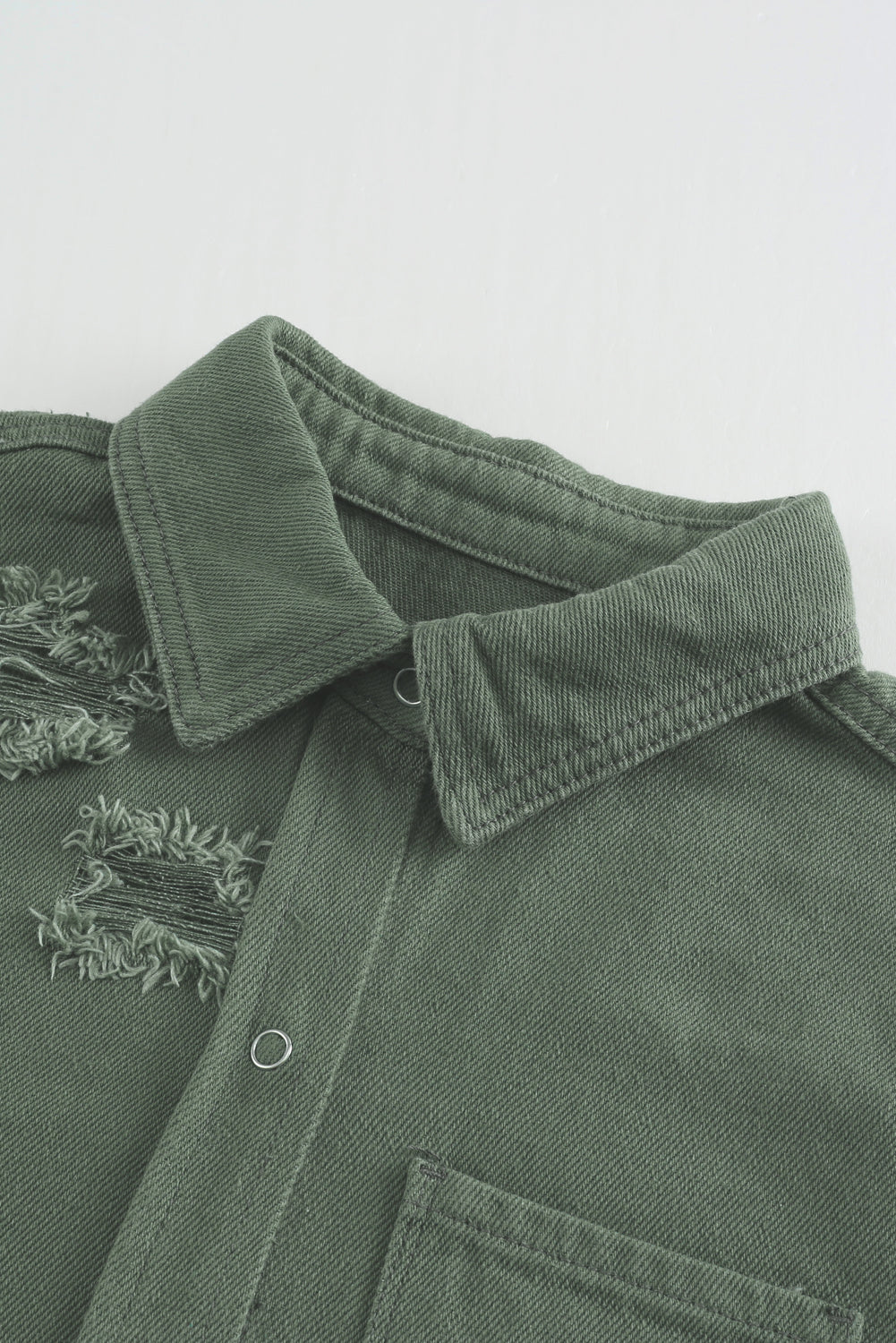 Veste en jean déchirée