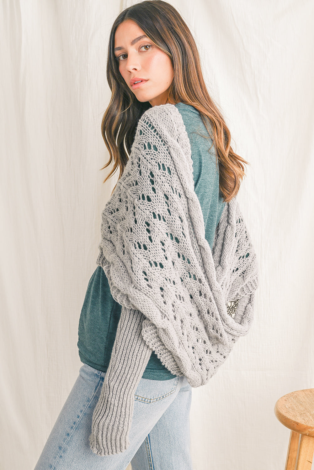 Strickschal mit Kreuzdetail und Ärmeln