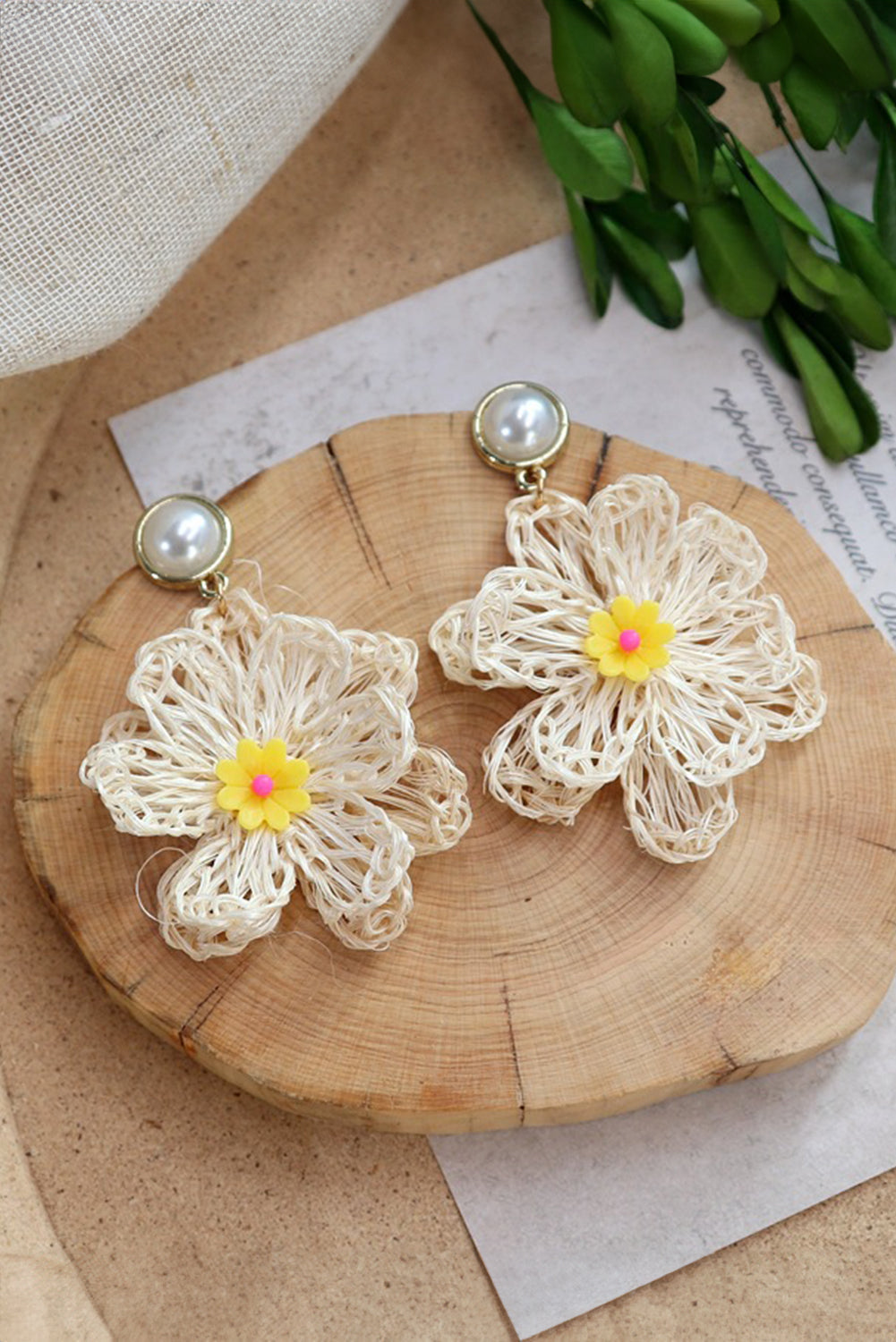 Boucles d'oreilles à tige en perles et grandes fleurs au crochet