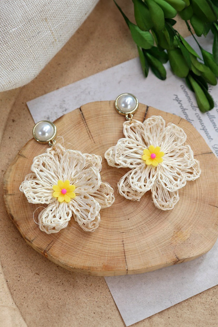Boucles d'oreilles à tige en perles et grandes fleurs au crochet