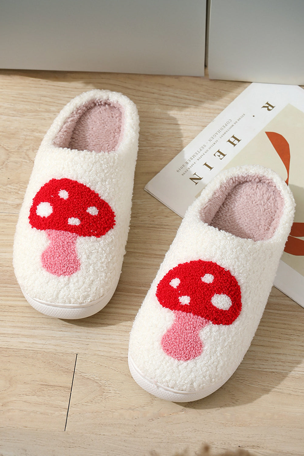 Chaussons d'hiver pelucheux à motif de champignons de dessin animé mignons