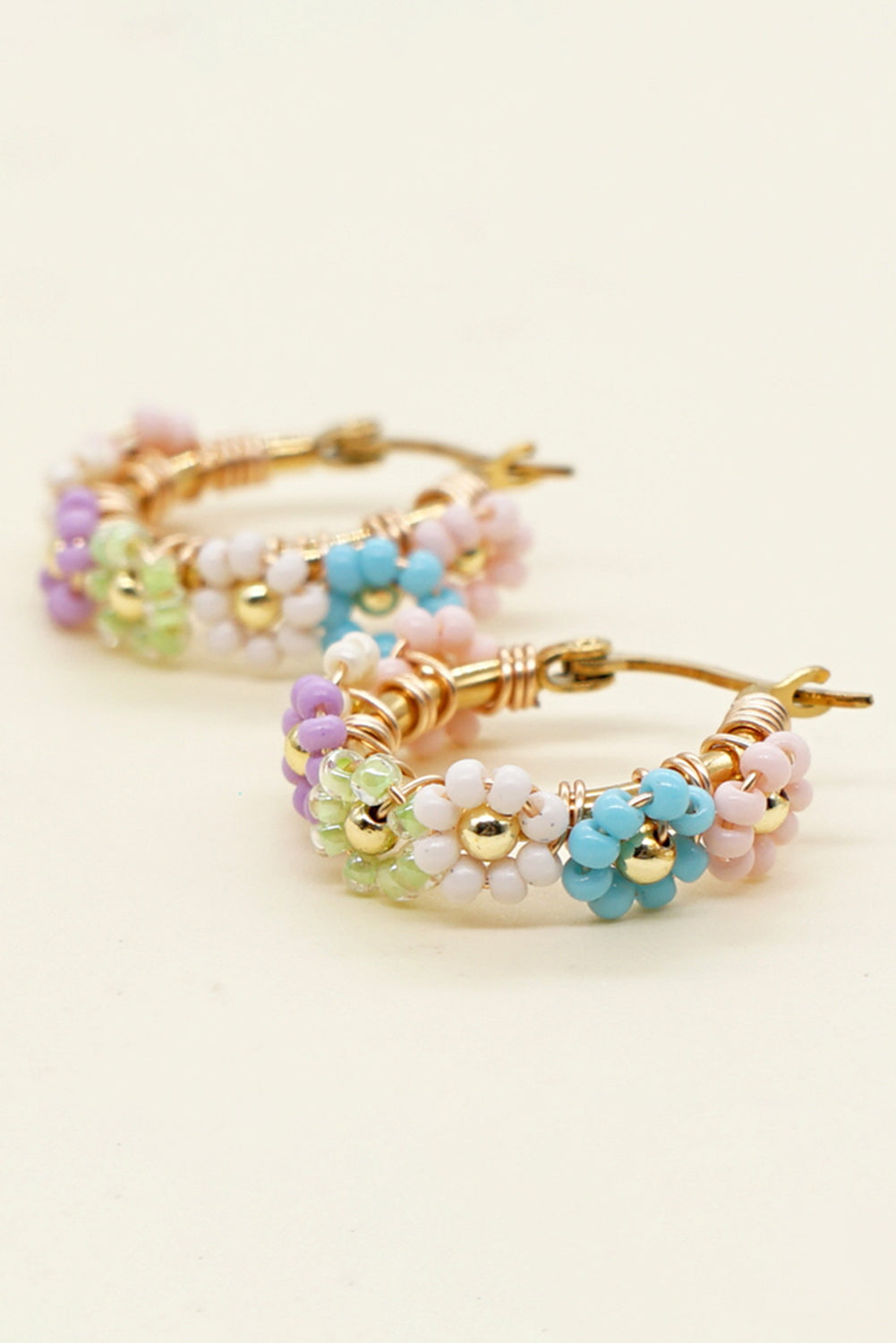 Boucles d'oreilles créoles en alliage avec fleurs perlées