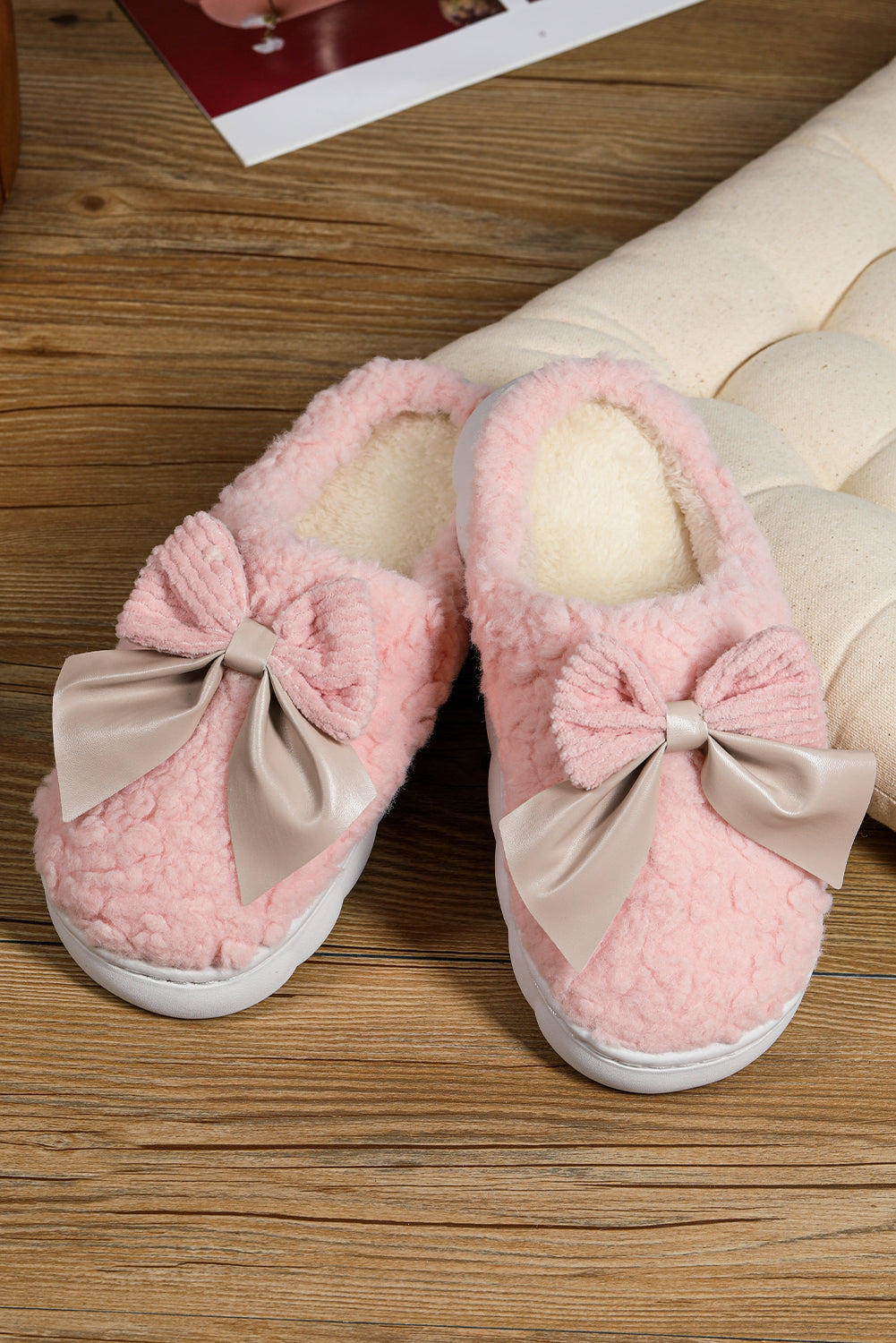 Chaussons d'hiver en peluche avec nœud contrasté (les couleurs des nœuds peuvent varier selon le lot)
