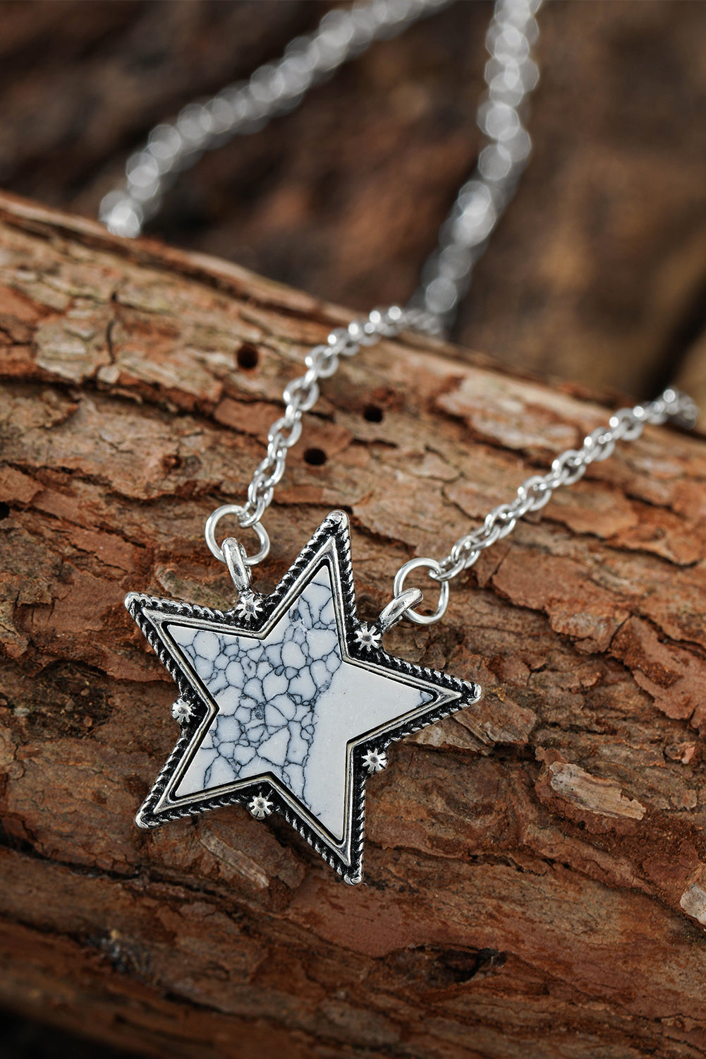 Collier chaîne avec pendentif en forme d'étoile