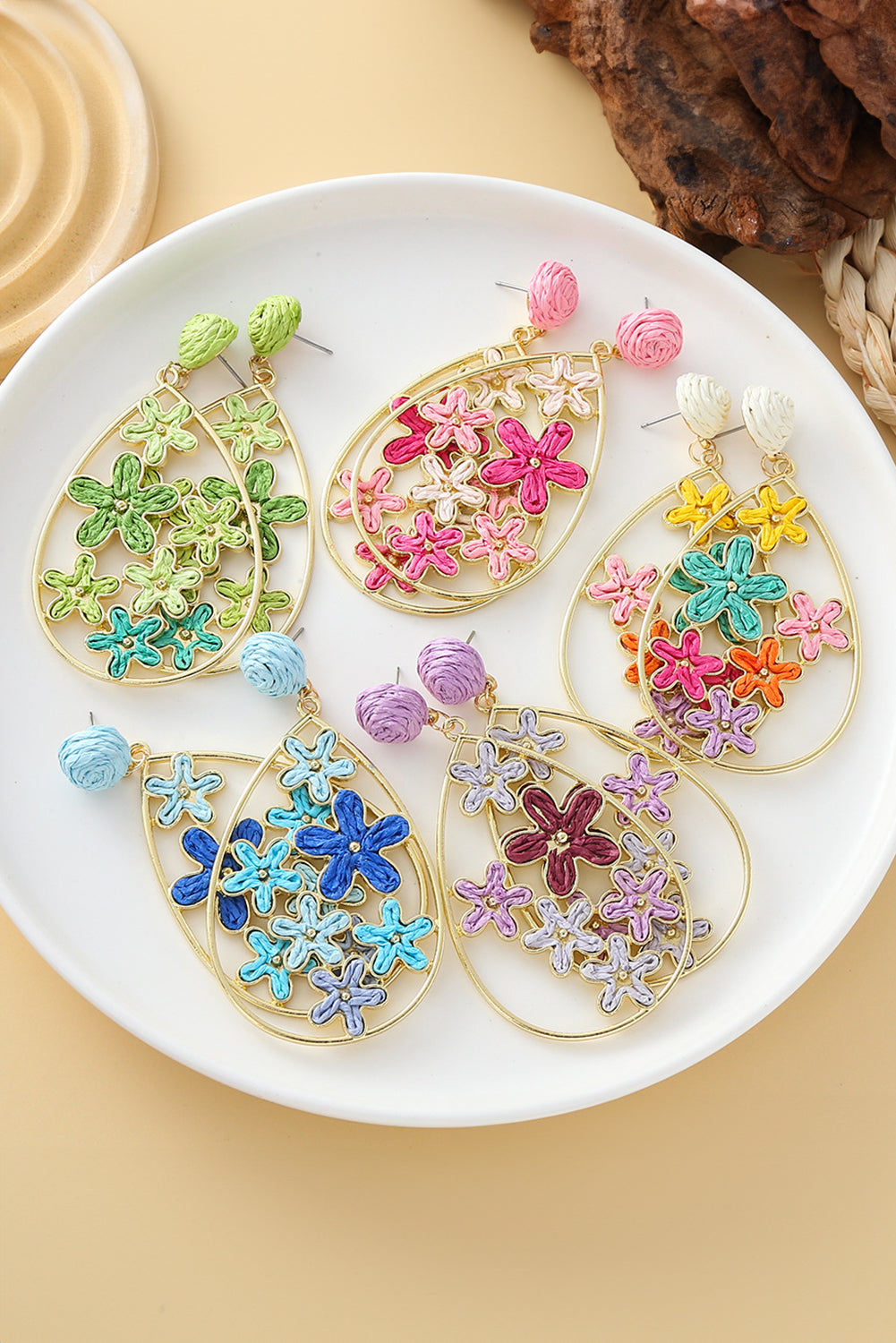 Geflochtene, vergoldete Wassertropfen-Ohrringe mit Blumenmotiv